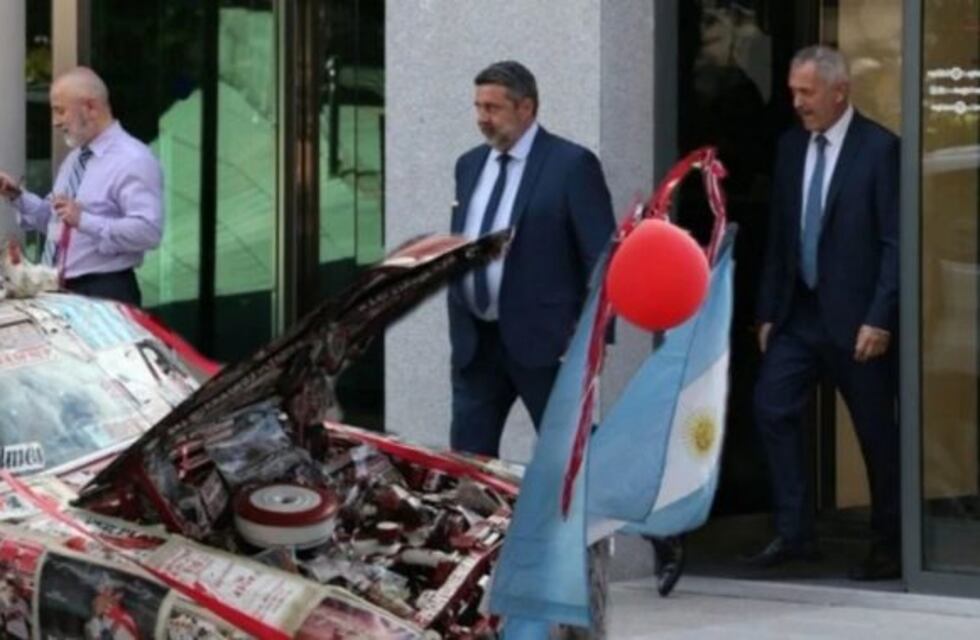 Daniel Angelici llegó a la audiencia en el TAS con los colores de River y estallaron los memes