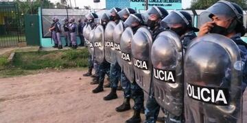 Dos policías fueron heridos y trasladados al Hospital Central