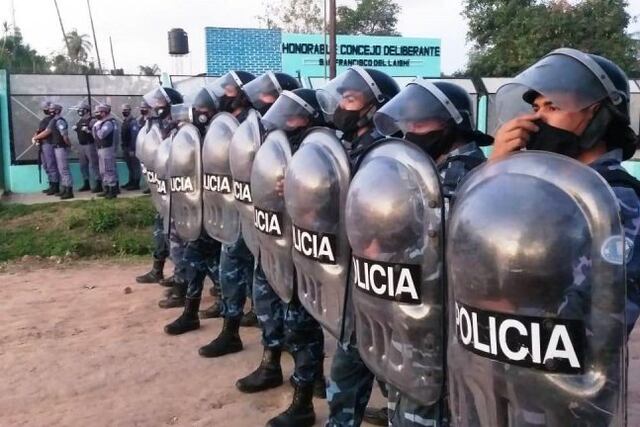Dos policías fueron heridos y trasladados al Hospital Central