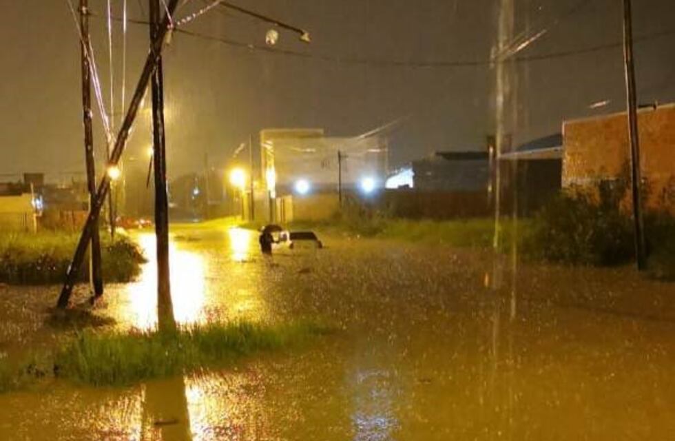 Diluvio en Corrientes dejó autos flotando y calles anegadas