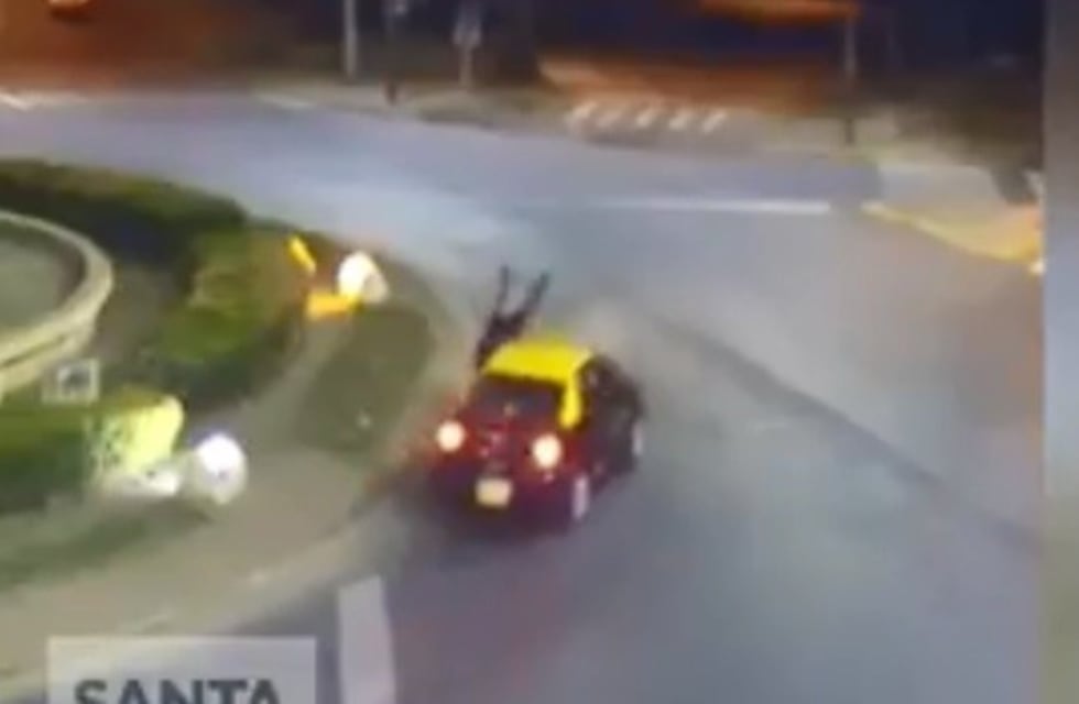 Taxi hizo volar a un joven skater en un choque en plena rotonda