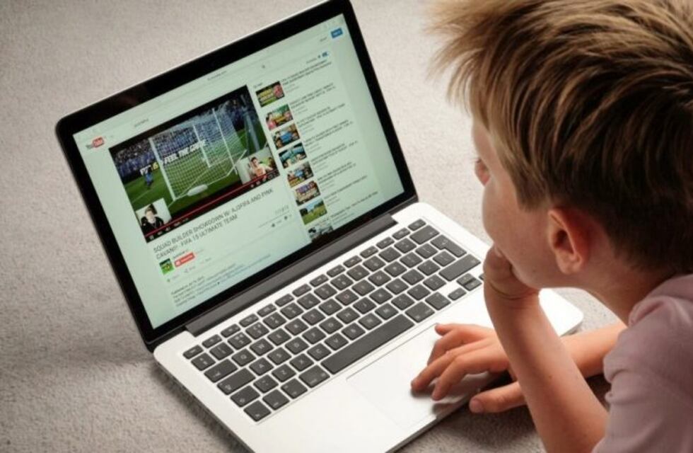 Acusan a YouTube de recolectar datos de menores de edad