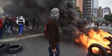DYN75, BUENOS AIRES 28/06/17, CORTE EN BELGRANO Y 9 DE JULIO, DISTURBIOS CON MANIFESTANTES\u002EFOTO\u002EDYN/TONY GOMEZ\u002E