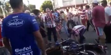 Hinchas de Uniu00f3n golpearon a dos simpatizantes de Colu00f3n que pasaron cerca de la cancha luego del clu00e1sico santafesino.