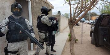 Policía y taxista detenidos por tener un \