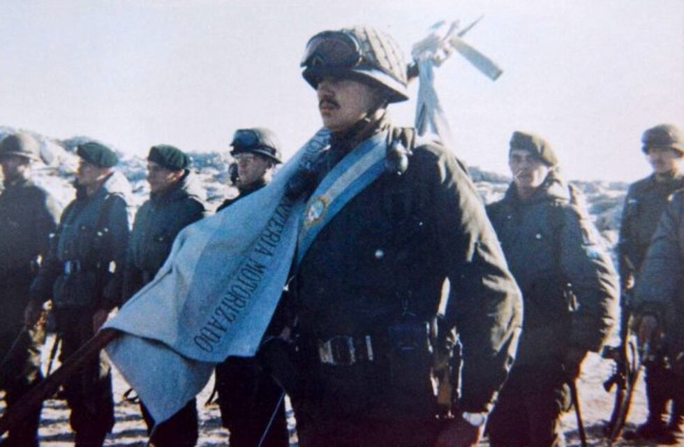 El oculto destino de la bandera y los sables enterrados en Malvinas