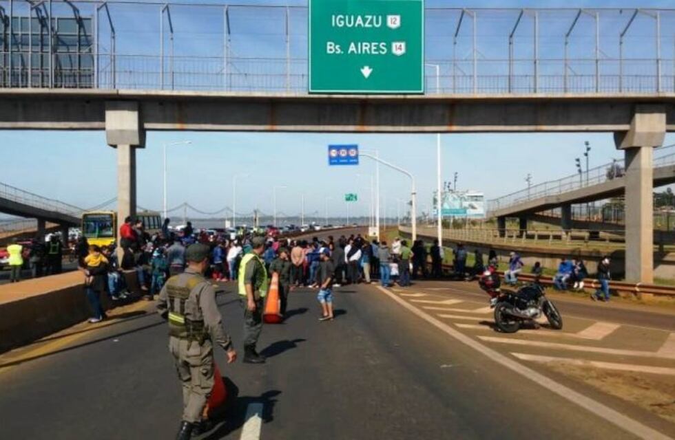 Tareferos cortaron el acceso al Puente Internacional