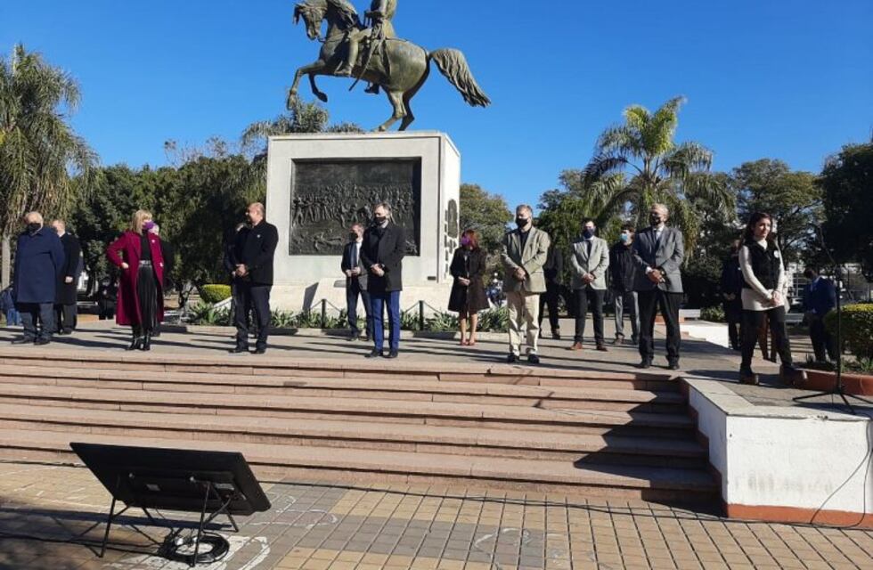 Omar Perotti aludió a la deuda externa en el acto por el Día de la Independencia