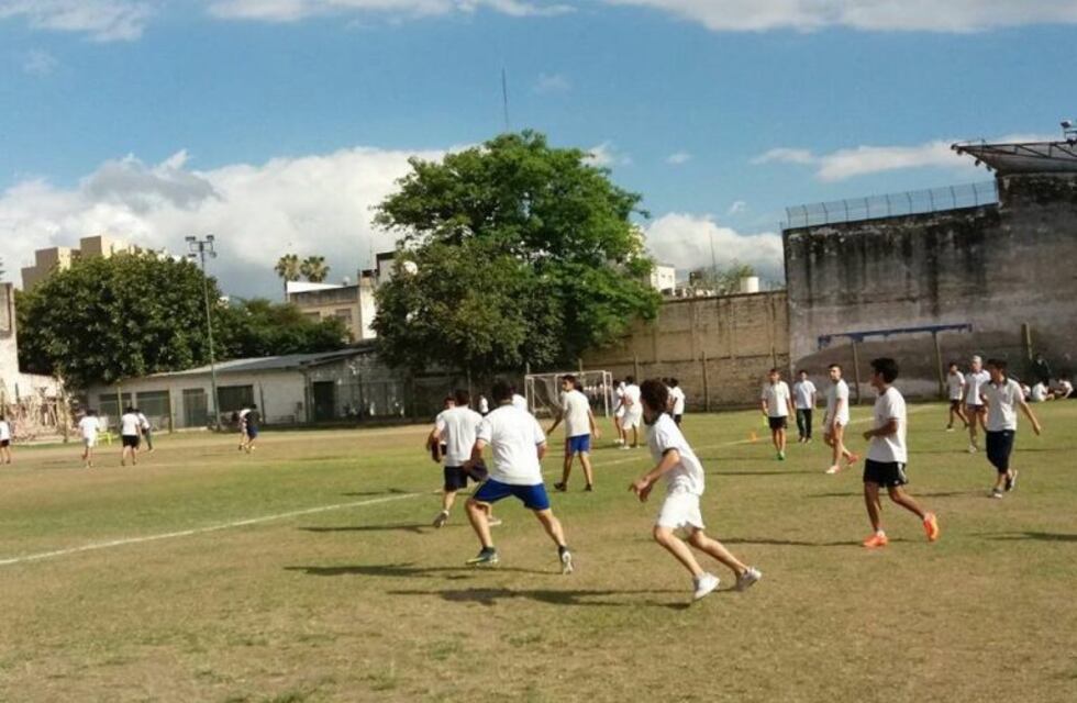 Su madre debía cuotas y no lo dejaron entrar al colegio