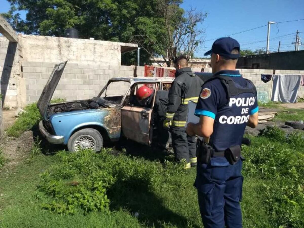 Bomberos controlan incendio de vehículo en Villa Allende