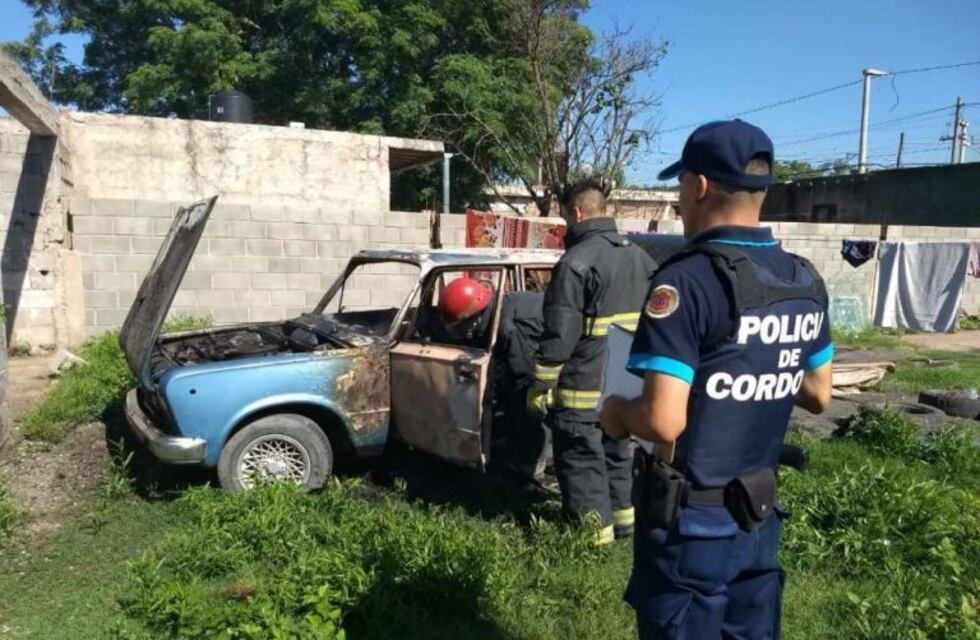 Bomberos controlan incendio de vehículo en Villa Allende