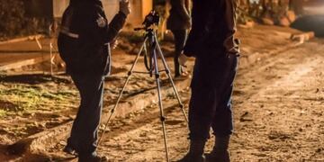 Policías de San Luis trabajando en la oscuridad porque la luz estaba cortada en toda la cuadra\u002E Foto: El Diario de la República\u002E