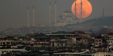 MEX034\u002E SALTILLO (MÉXICO), 19/02/2019\u002E- Vista general de la superluna, este martes desde la ciudad de Saltillo, en el estado de Coahuila (México)\u002E La superluna de nieve tiene hoy su momento más brillante de los próximos siete años\u002E EFE/ Miguel Sierra   super luna