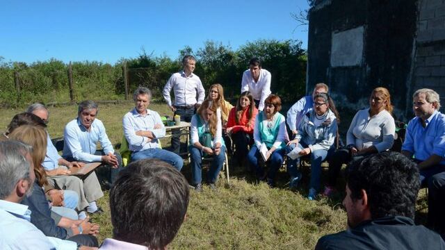 DYN02, TUCUMAN, 10/04/2017, EL PRESIDENTE MAURICIO MACRI EN EL CENTRO DE OPERACIONES DE EMERGENCIAS DE MONTEAGUDO, TUCUMAN, DONDESE INFORMO SOBRE LOS DAu00d1OS  QUE DEJu00d3 EL u00daLTIMO TEMPORAL. FOTO:DYN/PRESIDENCIA.