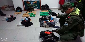 Atraparon a dos mochileros bolivianos que trataban de ingresar 35 kilos de cocaína al país\u002E (Gendarmería Nacional)