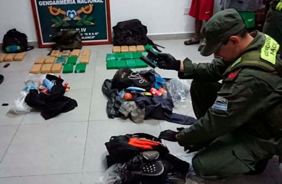 Atraparon a dos mochileros bolivianos que trataban de ingresar 35 kilos de cocaína al país