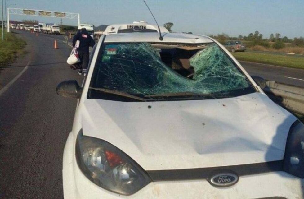 Agente de Seguridad Vial desviaba el tránsito por un accidente y fue atropellada por un auto