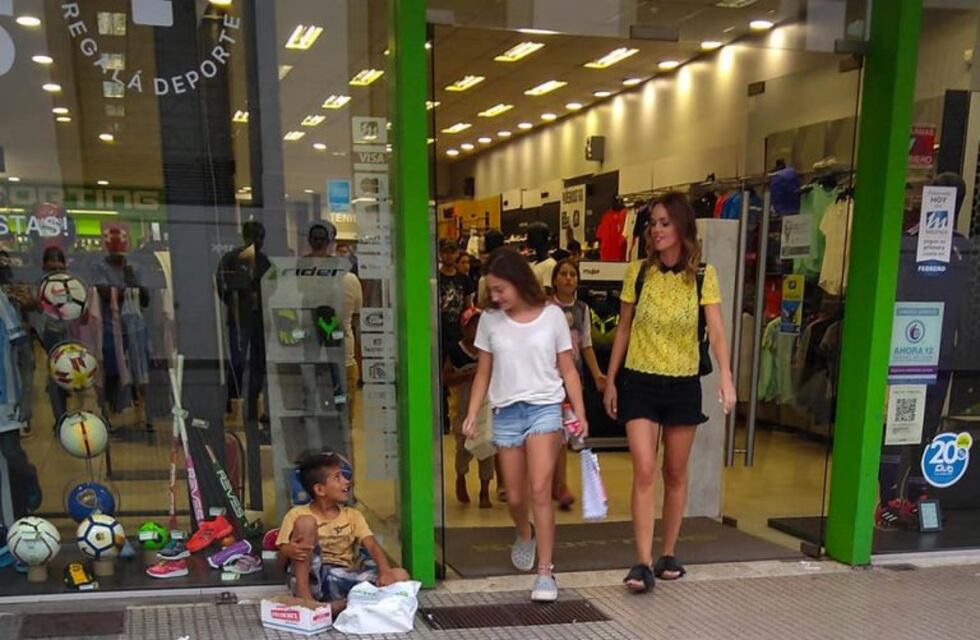 Mamá Noel: les compró ropa y zapatillas a 11 niños en situación de calle