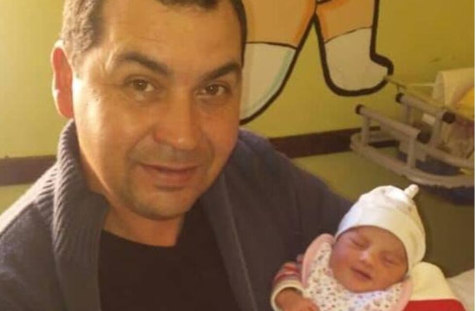 Un policía ejemplar: ayudó a una mujer a dar a luz a su hija