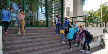 Protesta de maestras jardineras en el frente del Municipio