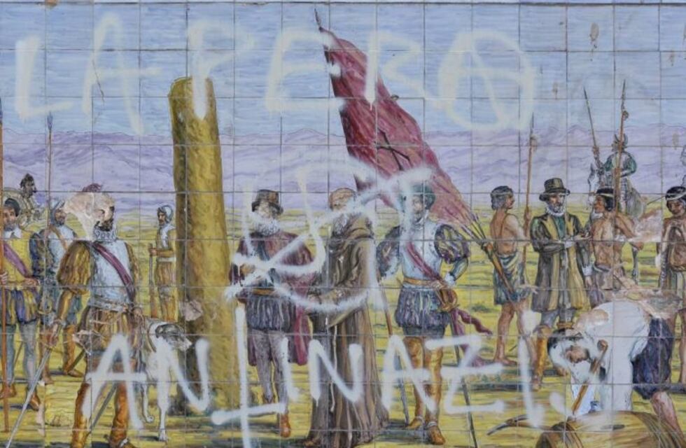 Vándalos dañaron el friso y la estatua de la Plaza España