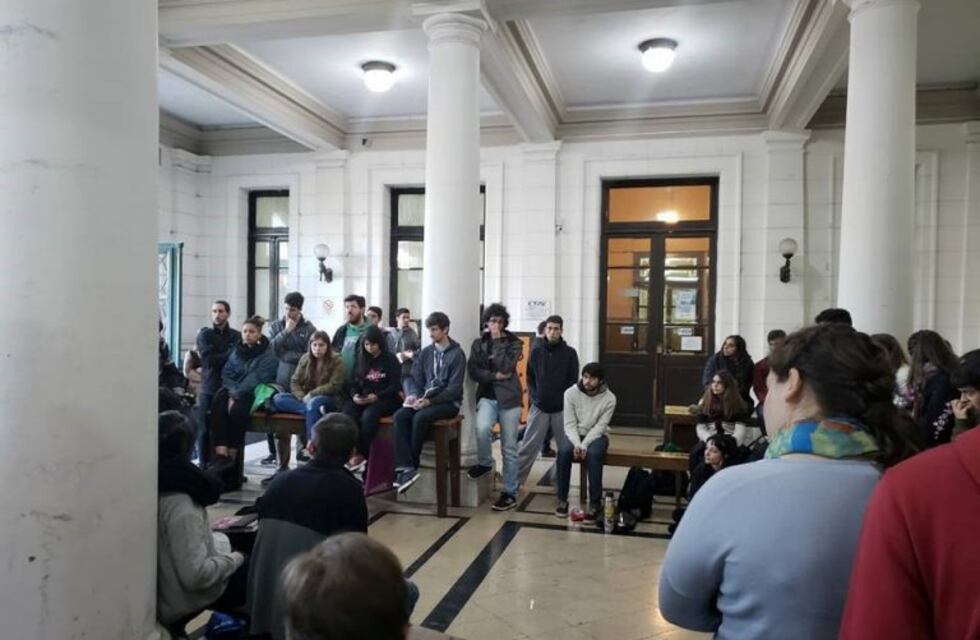 Estudiantes de la UNR realizan una toma simbólica en apoyo al reclamo docente