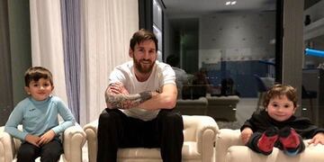 Leo Messi con sus hijos Thiago y Mateo\u002E (Foto: Instagram)