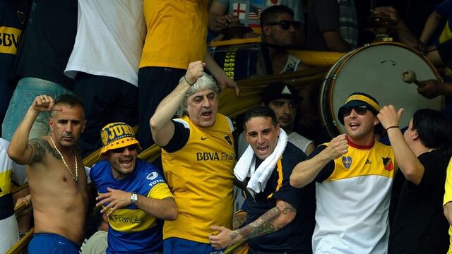 Argentinian barrabravas barra bravas Rafael Di Zeo (C) and Mauro Martin (2-R), leaders of Boca Juniors hooligans, attend Argentina First Division football match against Sarmiento, at La Bombonera stadium, in Buenos Aires, on October 16, 2016. / AFP PHOTO