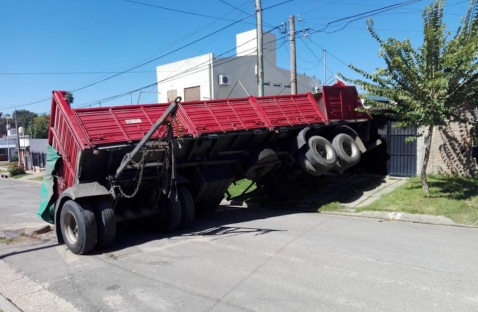 Acoplado se desprendió y quedó incrustado en una vivienda
