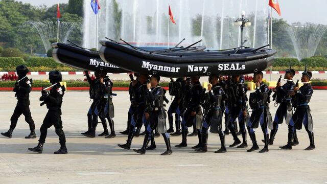 NCN076. Yangon (Myanmar), 27/03/2017.- Myanmar Navy Seals soldiers march during a parade held in commemoration of the 72nd Armed Forces Day in Naypyitaw, Myanmar, 27 March 2017. The nation of Myanmar celebrates Armed Forces Day to mark the beginning of th
