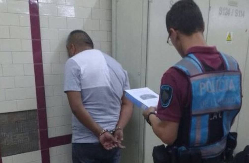 Se masturbaba frente a una pasajera en el subte y fue detenido