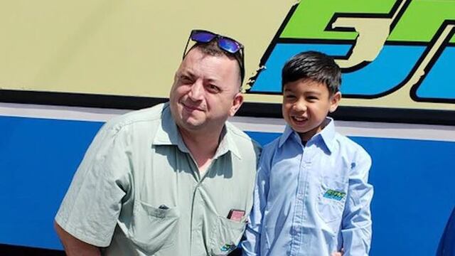 Julián junto al inspector de la línea 247, Marcelo, que lo llevó hasta la estación\u002E Foto: @MarcelaOjeda