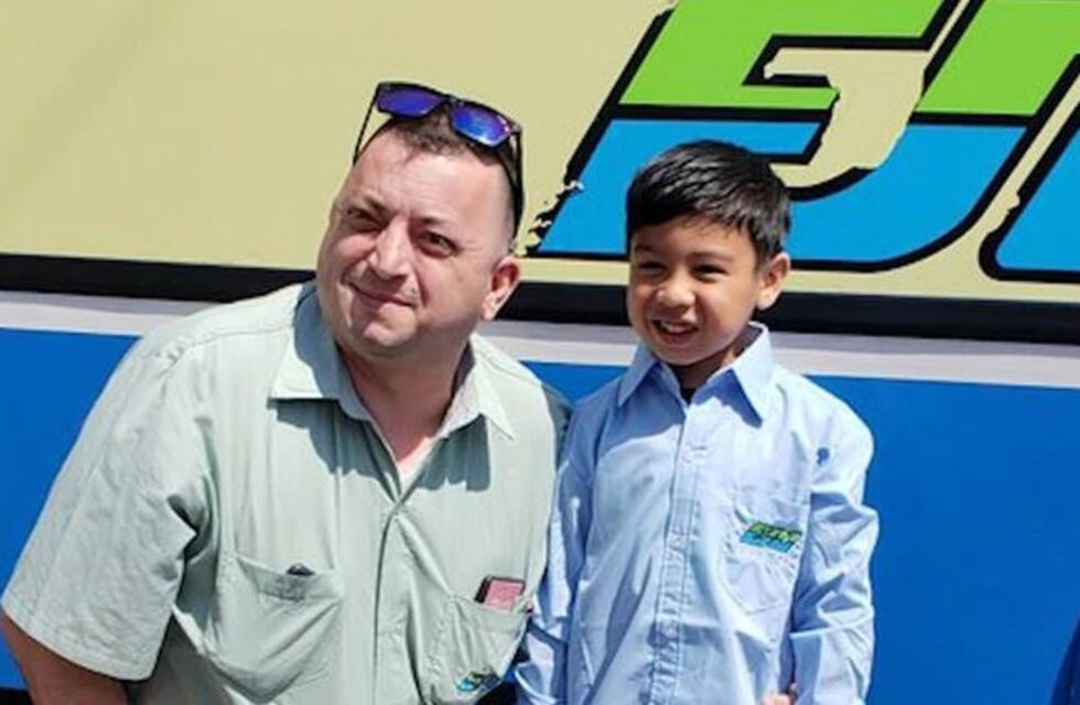 Un nene de 6 años es fanático de la línea 247 y fue sorprendido en la puerta de su casa