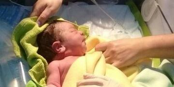 Un hallazgo en pleno centro mendocino conmocionó a la provincia\u002E Una joven encontró a una bebé recién nacida en la intersección de las calles Don Bosco y Zuloaga\u002E