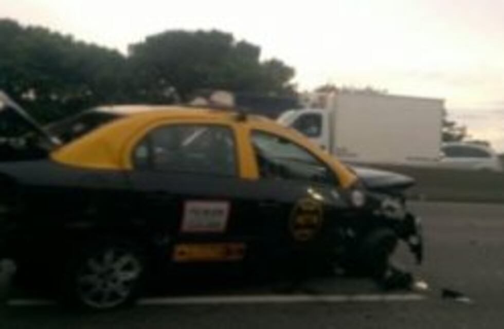 Un taxi volcó tras chocar con una ambulancia en la General Paz a la altura de Devoto