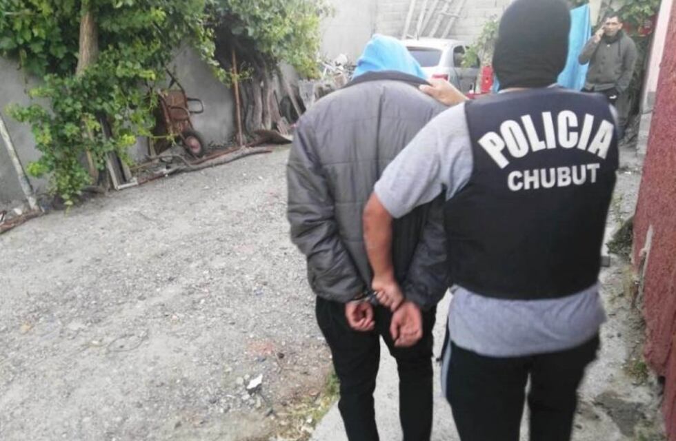 Fue detenido por golpear salvajemente a un joven y luego se quitó la vida