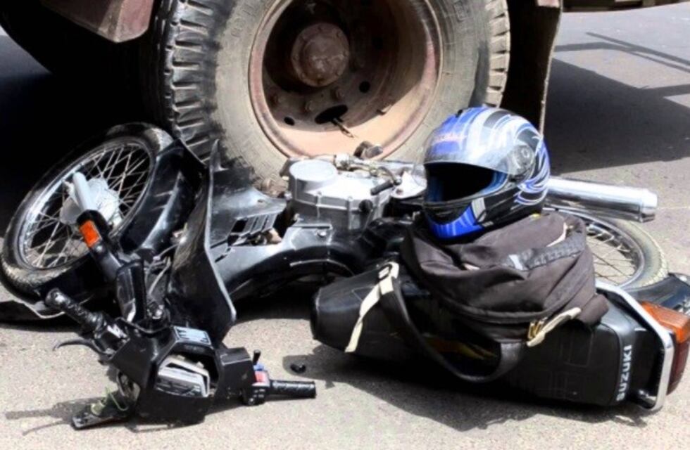 Choque de un camión contra una moto: un muerto y un herido
