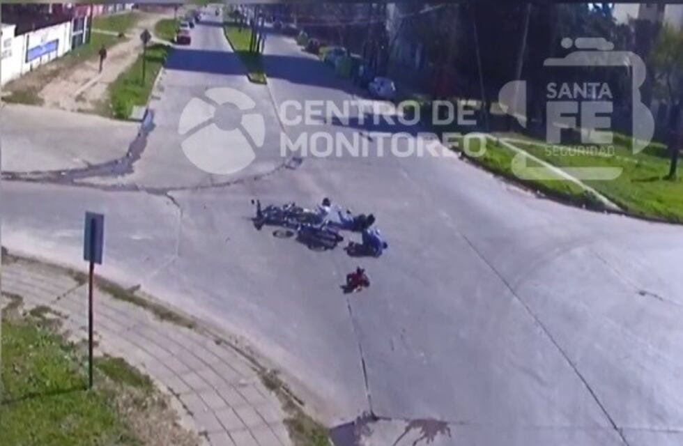 Todos al suelo: video muestra cómo una moto se le cruzó a otra y cuatro personas terminaron derrapando