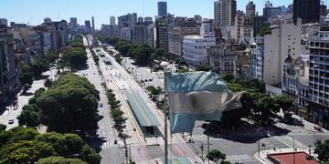 An Argentinian flag flies above empty streets during a national strike in Buenos Aires, Argentina, on April 6, 2017\u002E Argentina was brought to a standstill on Thursday as labor unions demanding higher wages staged the country's first general strike since President Mauricio Macri took office 15 months ago\u002E Photographer: Pablo E\u002E Piovano/Bloomberg ciudad de buenos aires  primer paro general nacional del a CGT al gobierno paro general de la CGT contra el modelo economico del gobierno