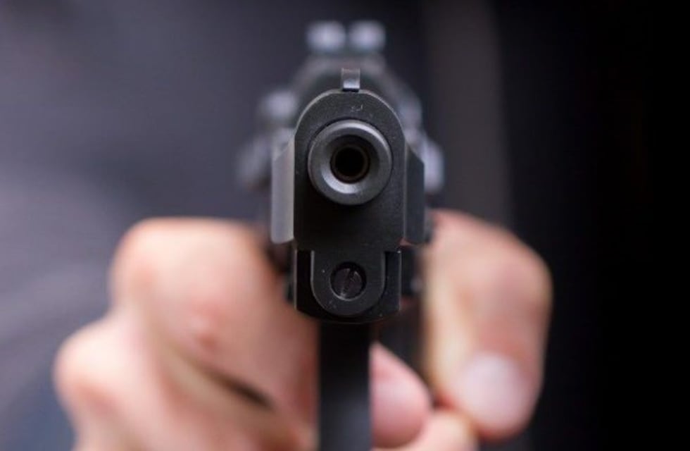 Le dispararon a un hombre frente a una universidad