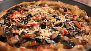 Tarta de pollo y vegetales. Imagen de archivo.