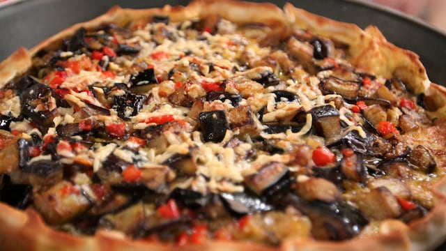 Tarta de pollo y vegetales. Imagen de archivo.