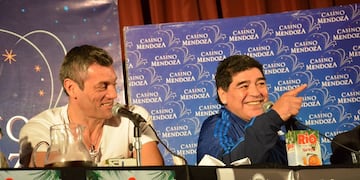 Diego Maradona junto a Sergio Goycochea durante la conferencia de prensa en Alvear.