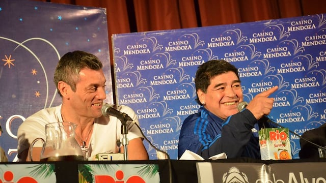 Diego Maradona junto a Sergio Goycochea durante la conferencia de prensa en Alvear.