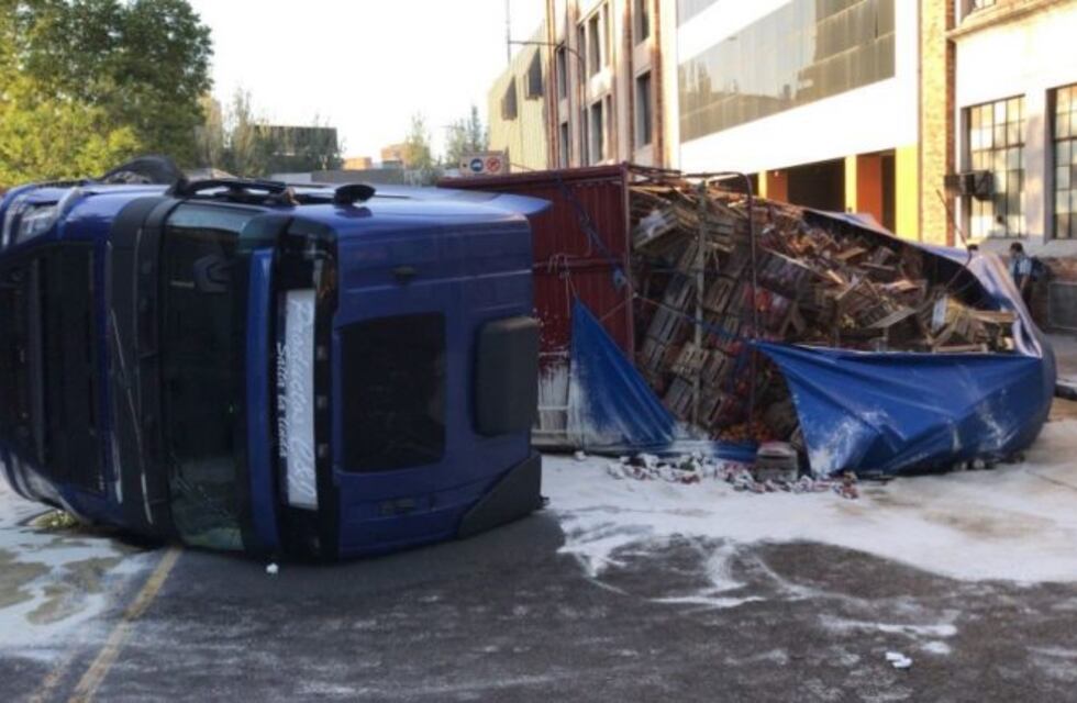 Dos heridos y demoras en el tránsito al volcar un camión en San Telmo
