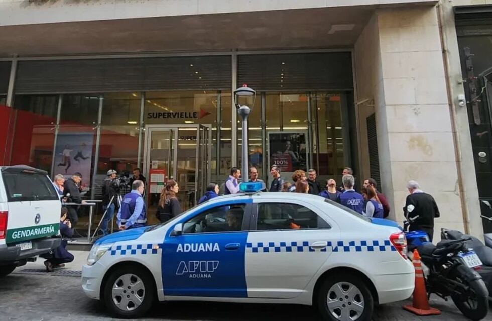 En plena suba del dólar “blue”, el Gobierno allanó bancos por presuntas importaciones falsas por US$ 400 millones