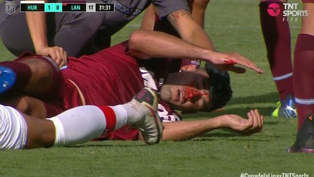 Fuerte choque de cabeza entre Candia y Braghieri, que termina con el jugador de Lanús inconsciente. / Gentileza.