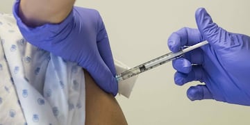 El Gobierno limita la vacuna contra la fiebre amarilla: quiénes deberán pagarla (AP)