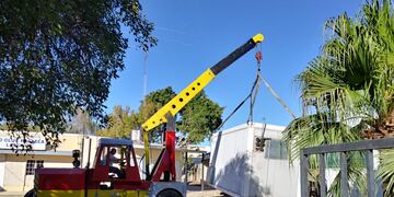 Operativa de traslado del shelter de comunicaciones en desuso donado por la compañía TELECOM al Radio Club