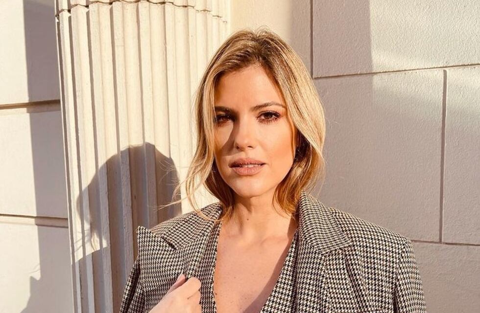 Mery del Cerro deslumbró desde las playas de Uruguay con un vestido escotado y con una gran abertura al costado